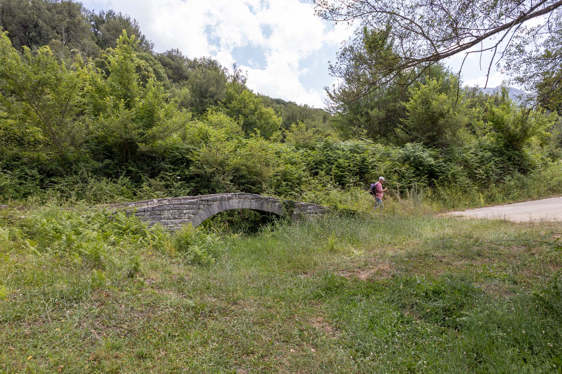 Beginn des Fu&szlig;weges &uuml;ber eine Steinbr&uuml;cke