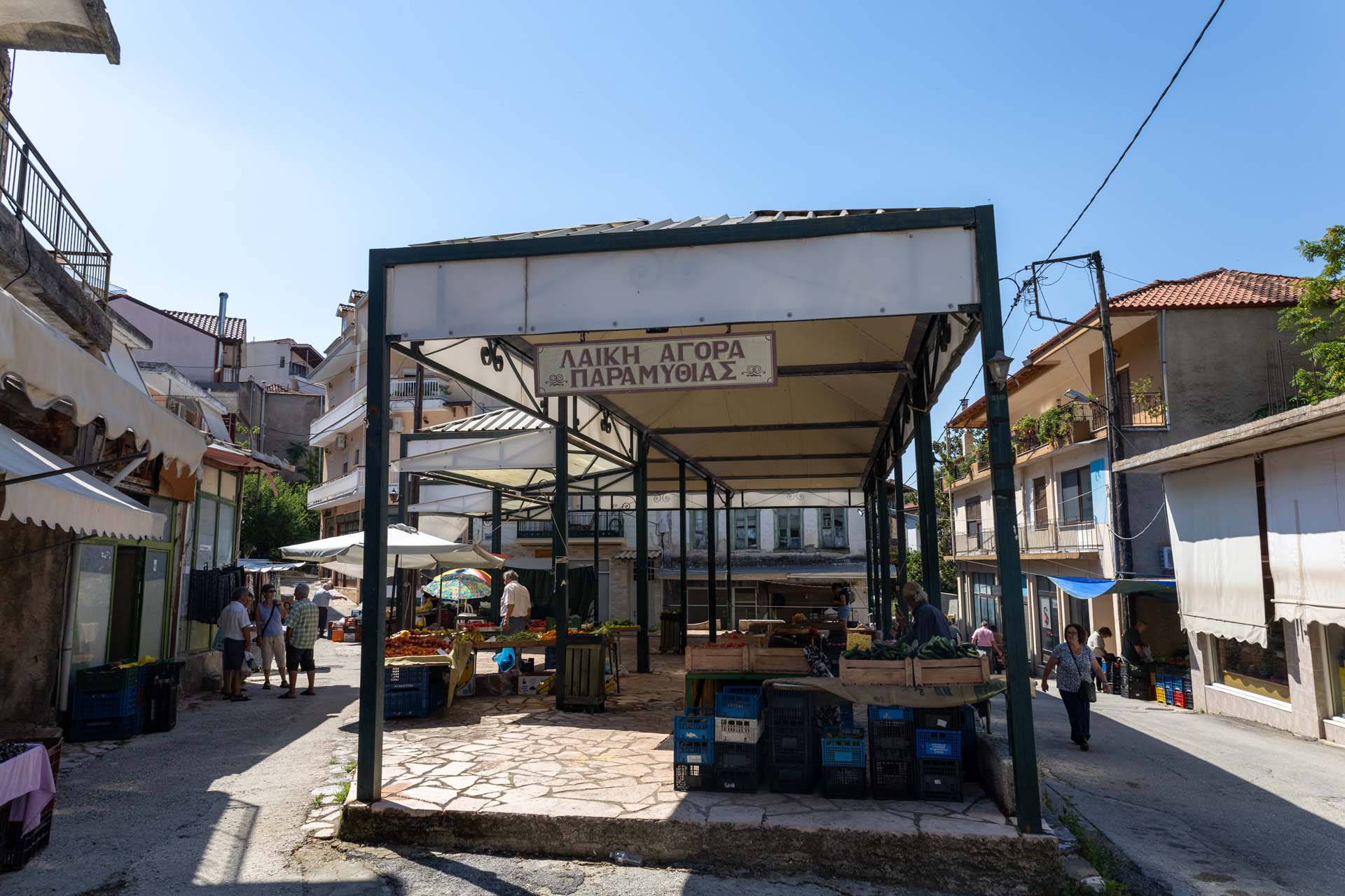 Atmosph&auml;re auf dem Bauernmarkt in Paramythia