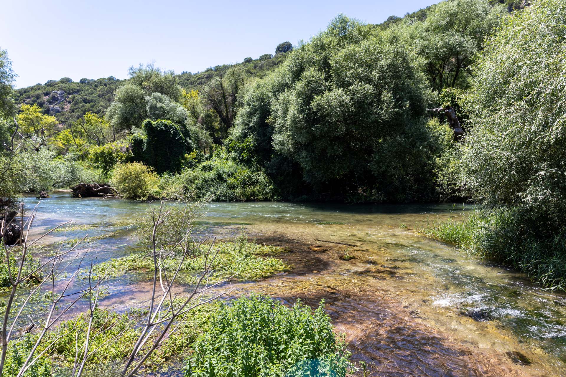 Sitzb&auml;nke und Wege im Park von Agios Georgios