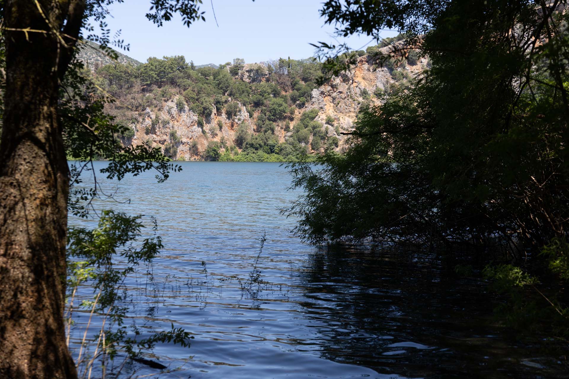 Ruhiges Wasser des Ziros-Sees