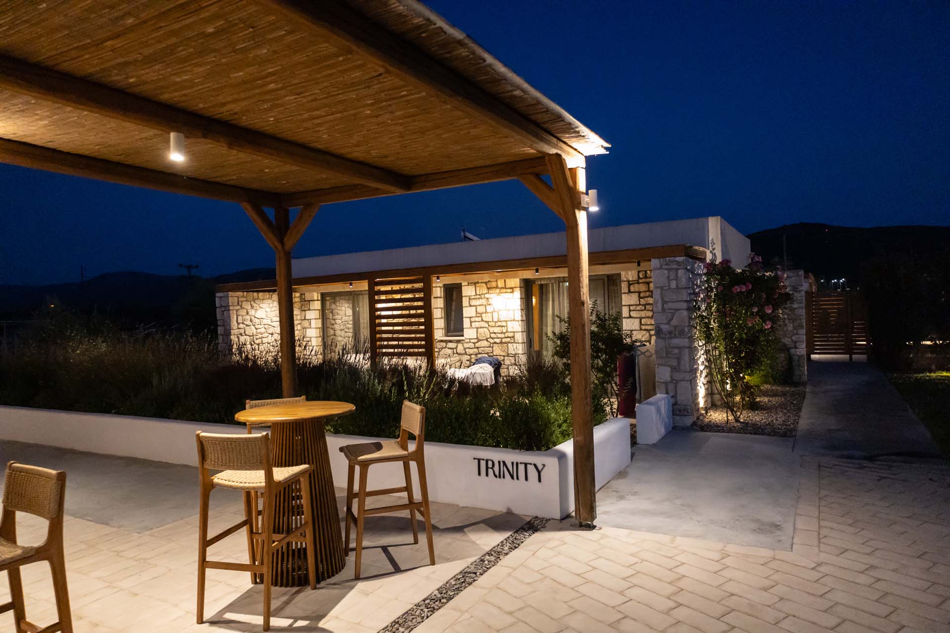 Terrasse von Zimmer 101 direkt an der Bar Trinity Design Suites