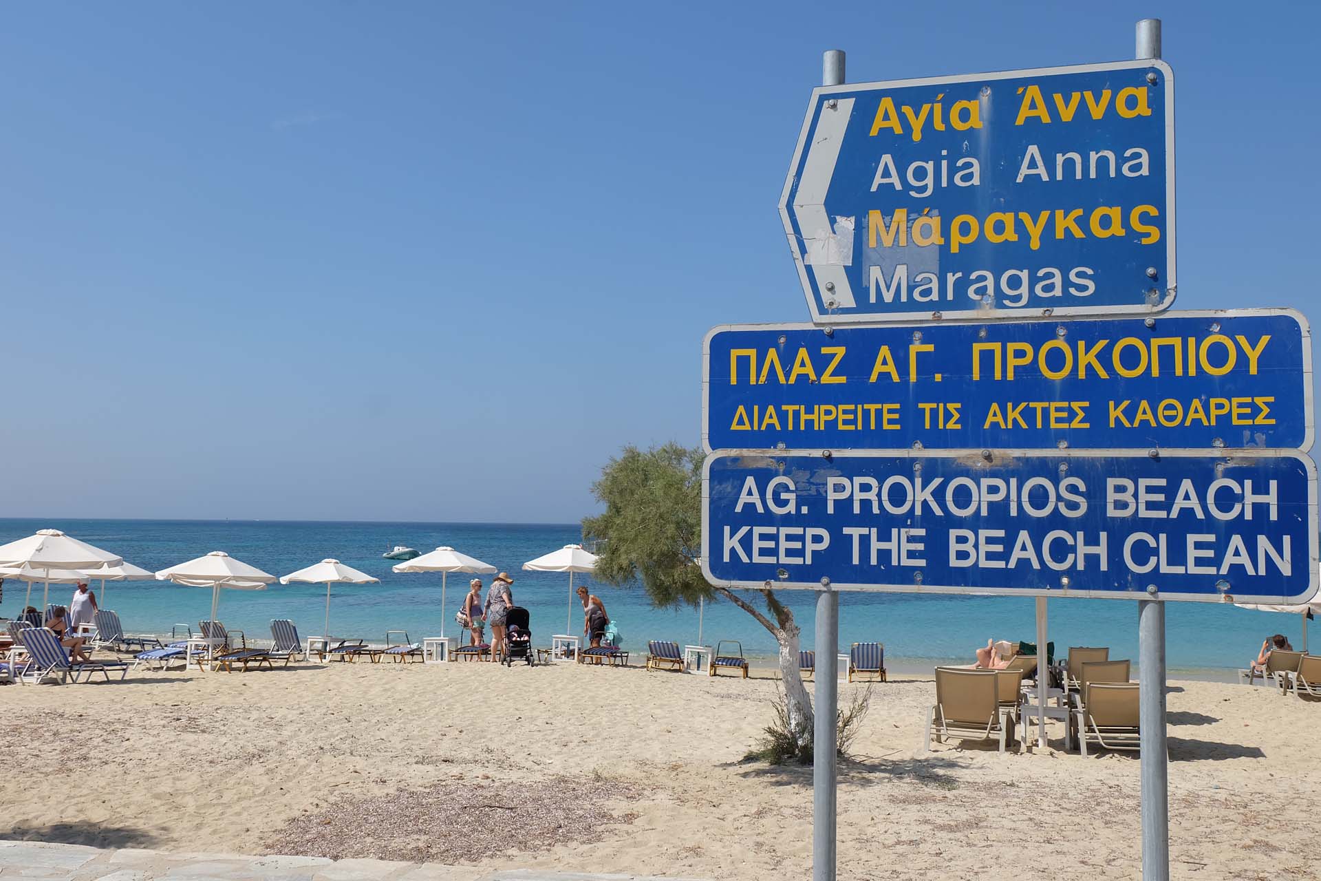 Blick auf das t&uuml;rkisfarbene Wasser am Agia Anna Strand