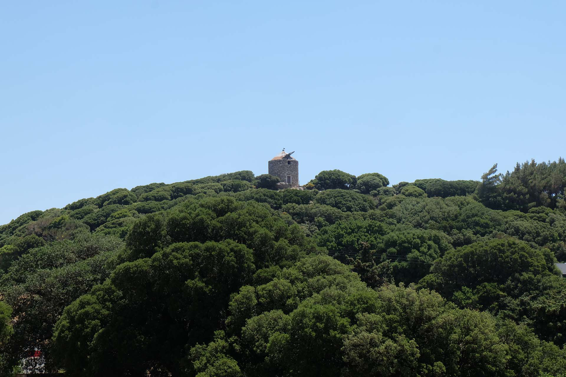 Blick durch die engen Gew&ouml;lbeb&ouml;gen des Dorfes