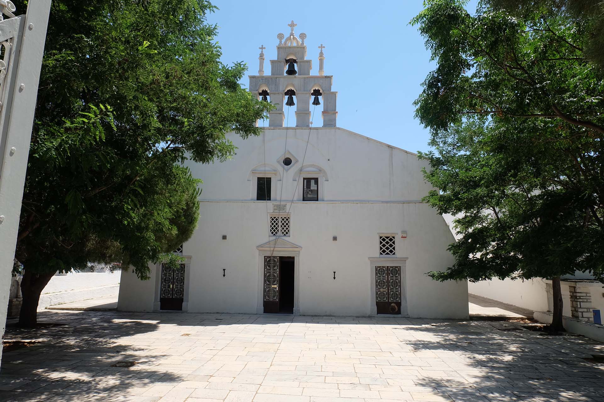 Die weiss get&uuml;nchte Fassade der Kirche Panagia Apeirathitissa