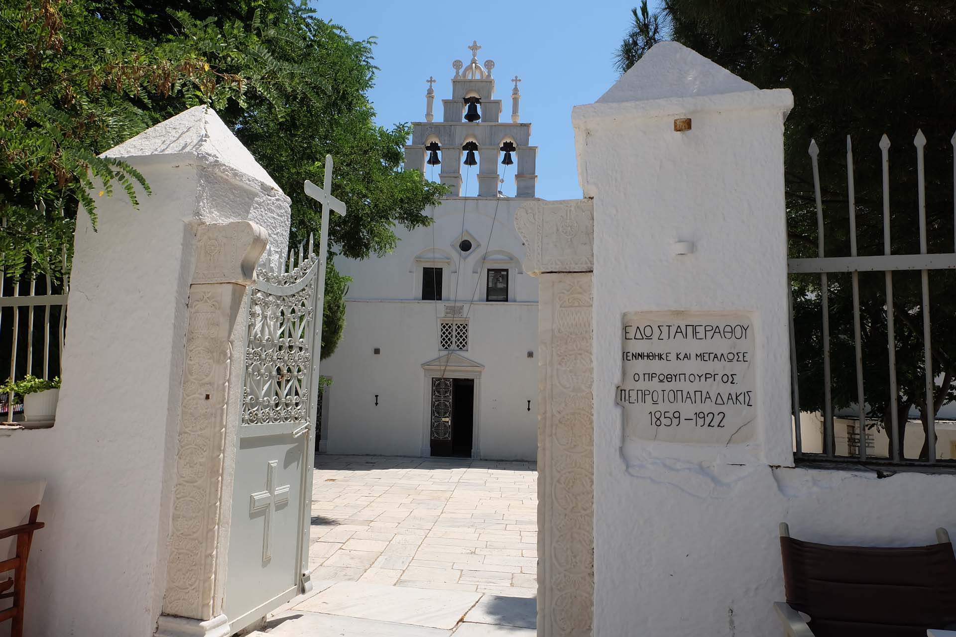 Die weiss get&uuml;nchte Fassade der Kirche Panagia Apeirathitissa
