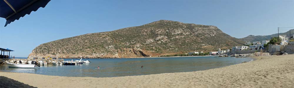 Das weite Panorama der Kuestenbucht von Apollonas