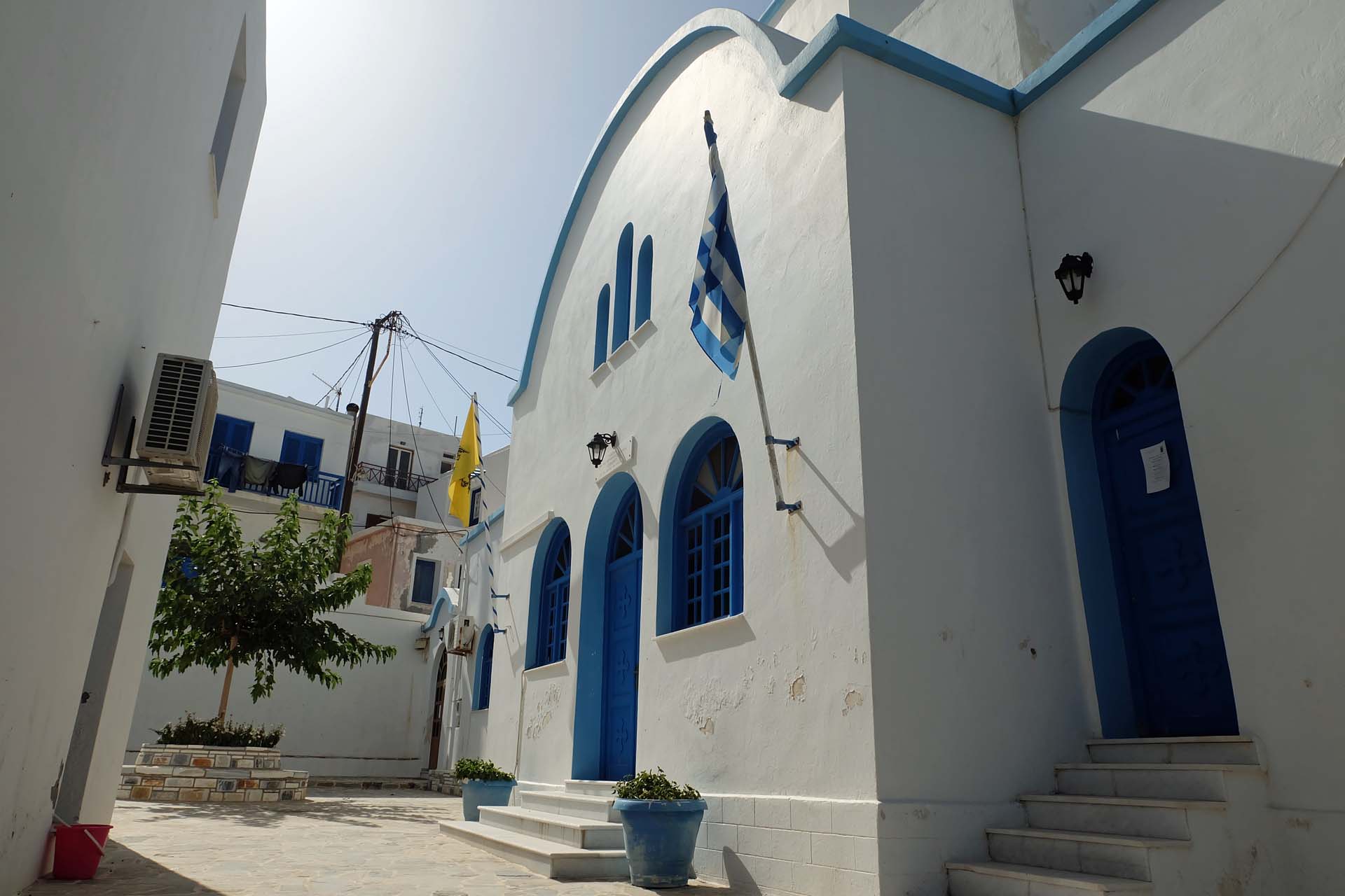 Die weisse Dorfkirche von Apollonas 5