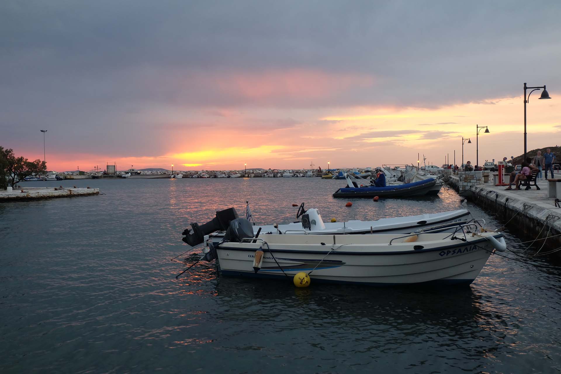 Abendstimmung und beleuchtete Fischerboote im Hafenbecken