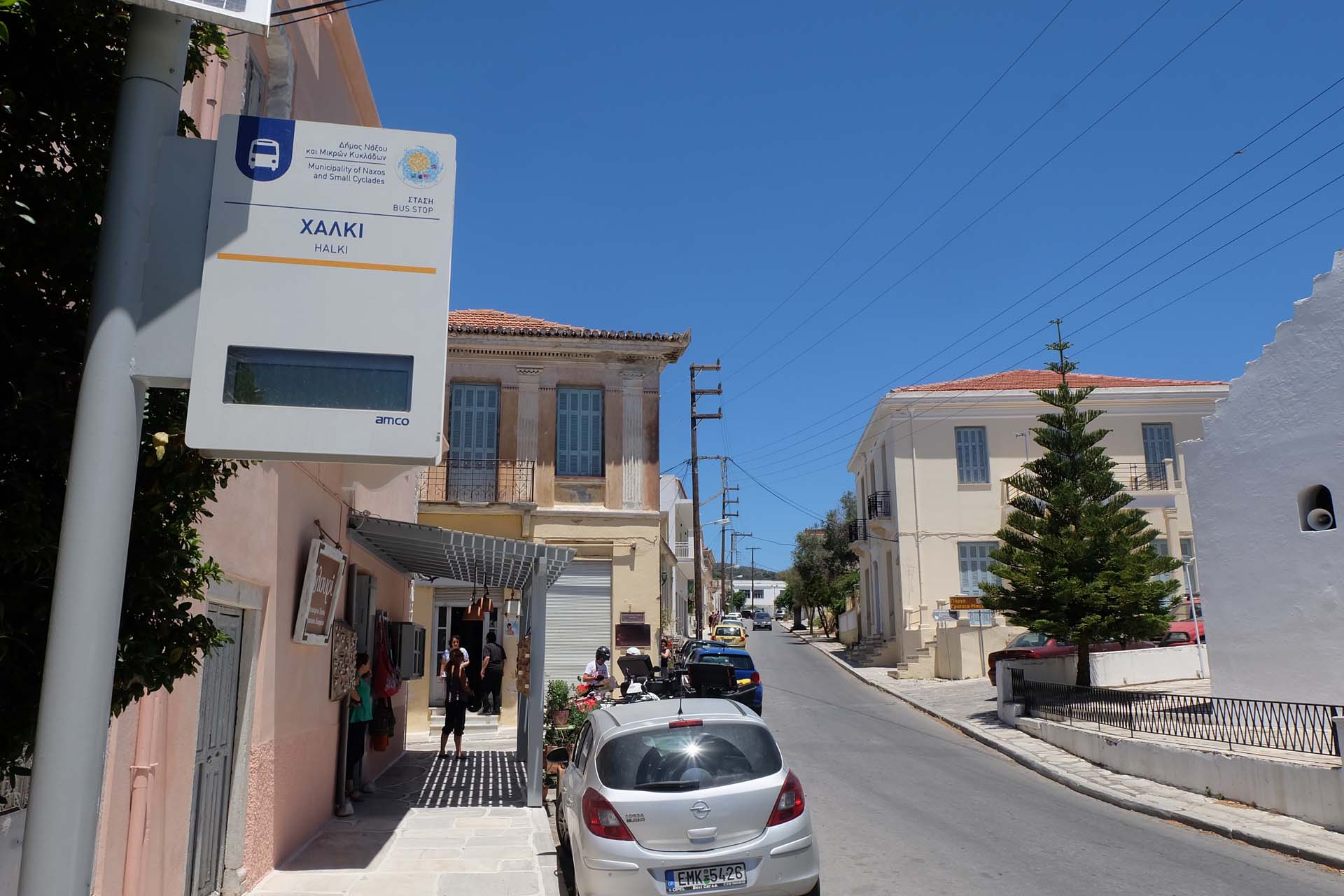 Blick entlang der belebten Hauptstrasse von Chalki mit Geschaeften
