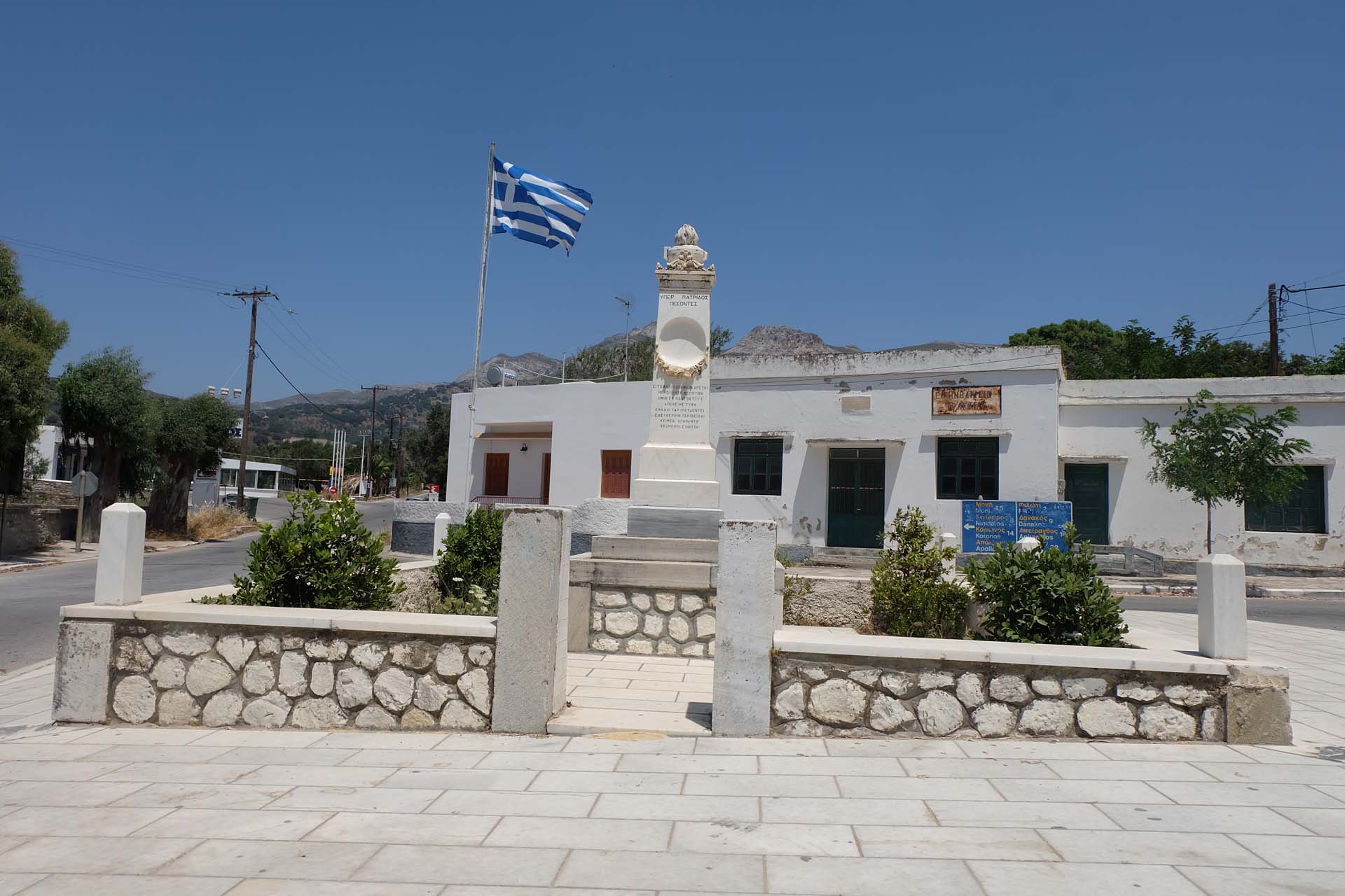 Historisches Denkmal auf einem oeffentlichen Platz in Chalki