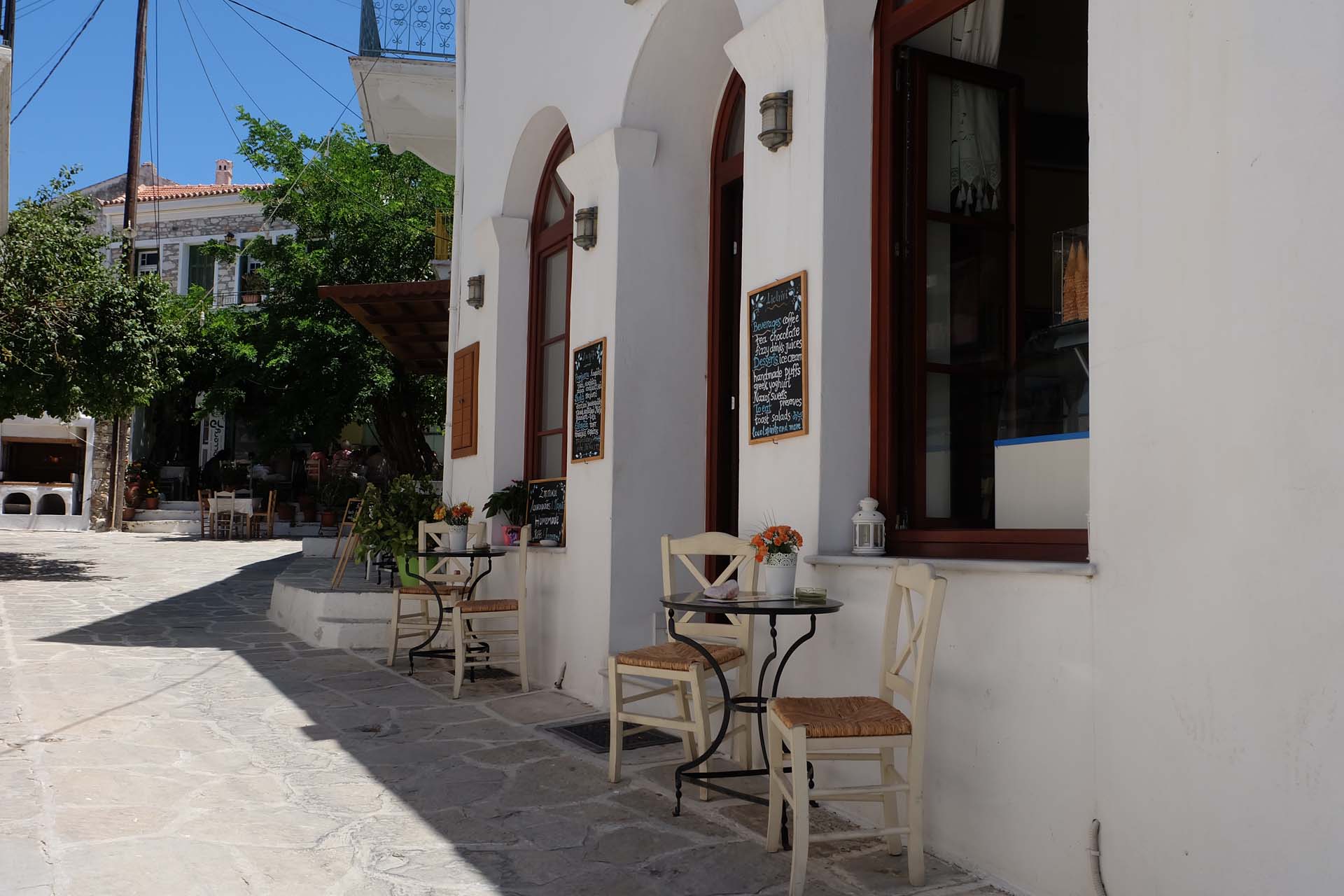 Typisches uriges Kuesten und Bergdorf Gaesschen auf Naxos