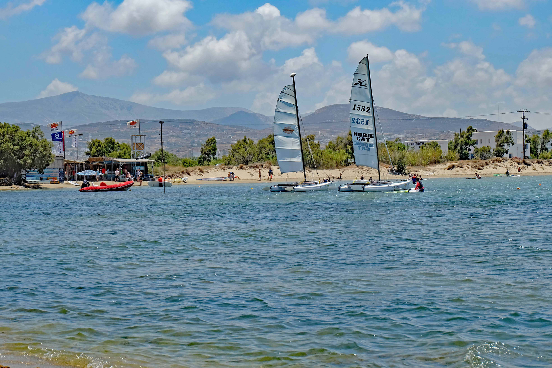 Segekboote und die Surfschule im Hintergrund